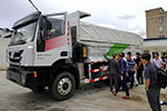 昆明渣土車協(xié)會領(lǐng)導參觀指導紅巖渣土車