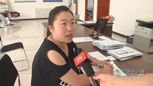 于女士的愛車從2000年駕駛至今已十多年，排放標(biāo)準(zhǔn)也落后于北京現(xiàn)階段排放標(biāo)準(zhǔn)，今天她來到北京一家報廢車廠，辦理了老舊車報廢的相關(guān)手續(xù)