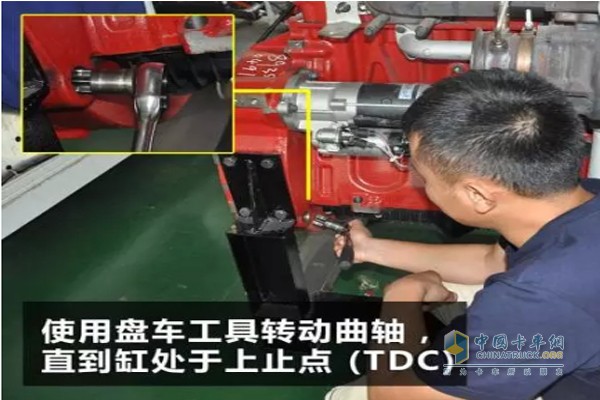 調(diào)整間隙時(shí)，用盤車工具轉(zhuǎn)動(dòng)曲柄