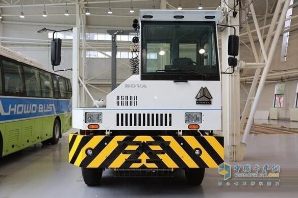 國內(nèi)首臺(tái)氫動(dòng)力碼頭牽引車在濟(jì)南正式下線