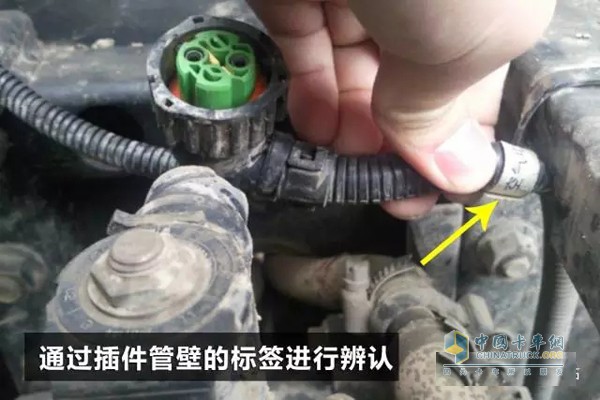 兩電磁閥插件插頭形狀完全相同，需通過(guò)插件管壁的標(biāo)簽進(jìn)行辨認(rèn)