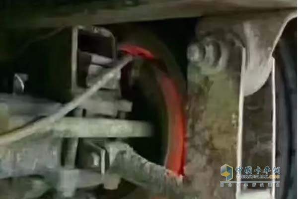 卡車輪胎因為剎車鼓高溫燒壞