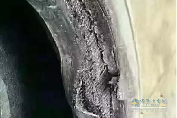 卡車輪胎因為剎車鼓高溫燒壞