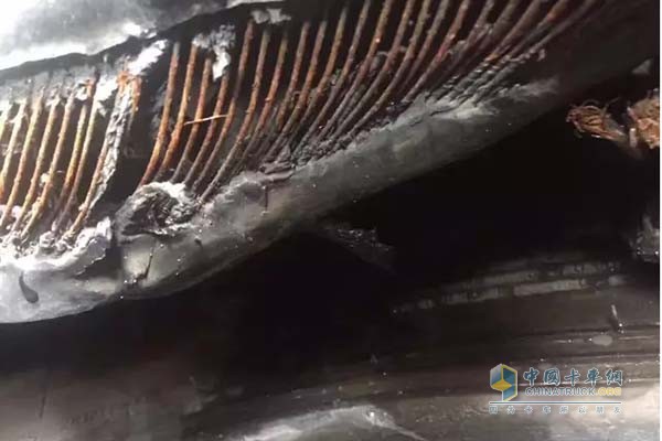 卡車輪胎因為剎車鼓高溫燒壞