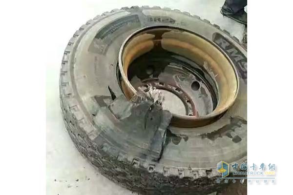 卡車輪胎因為剎車鼓高溫燒壞