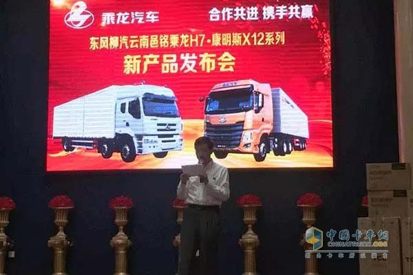 康明斯技術專家現場介紹X12發(fā)動機