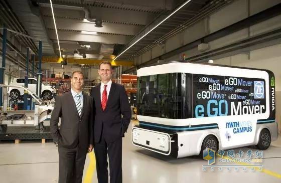 e.GO Mobile AG首席執(zhí)行官GüntherSchuh教授(右)和采埃孚高級(jí)工程和設(shè)計(jì)部門負(fù)責(zé)人且同時(shí)作為采埃孚風(fēng)險(xiǎn)投資公司Zukunft Ventures GmbH總經(jīng)理的Torsten Gollewski(左)介紹了人員及貨運(yùn)運(yùn)輸器。自動(dòng)駕駛車輛將成為采埃孚和e.GO所設(shè)想的e.GO Moove合資公司構(gòu)建的聯(lián)合產(chǎn)品。