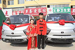 奧馳卡車迎親開(kāi)路 別樣婚禮引圍觀