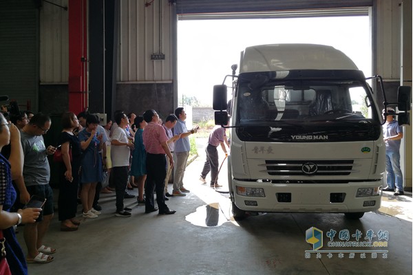 全球首輛水氫燃料車在青年誕生