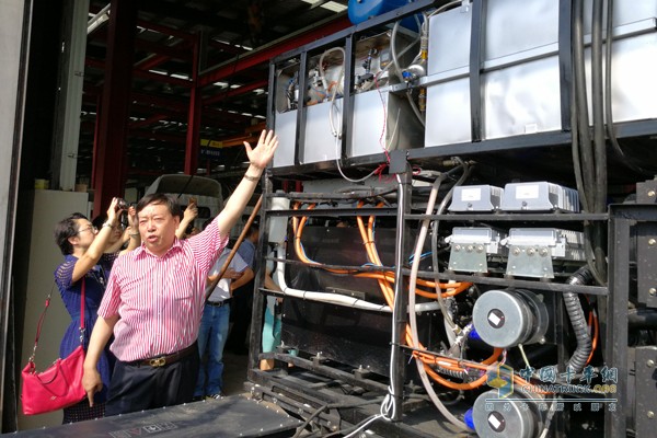 青年汽車集團(tuán)董事長(zhǎng)龐青年親自解說產(chǎn)品技術(shù)