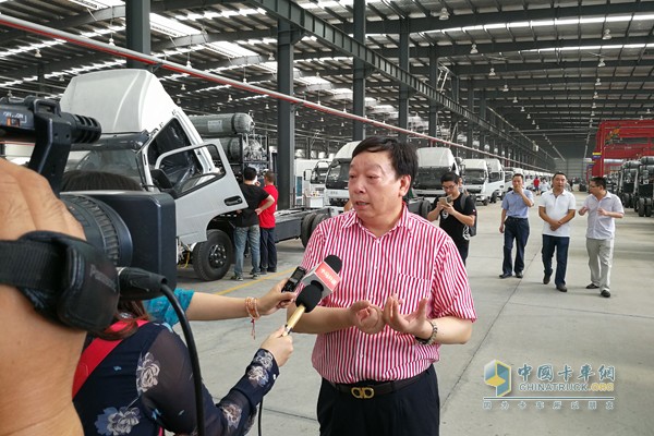 青年汽車集團(tuán)董事長(zhǎng)龐青年接受記者采訪