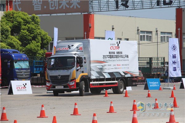 歐馬可S5超級(jí)中卡場地操控賽通過蛇形彎道