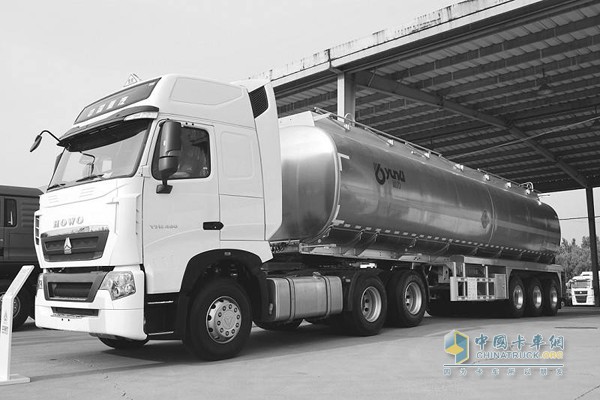 中國重T7H危險(xiǎn)品運(yùn)輸車