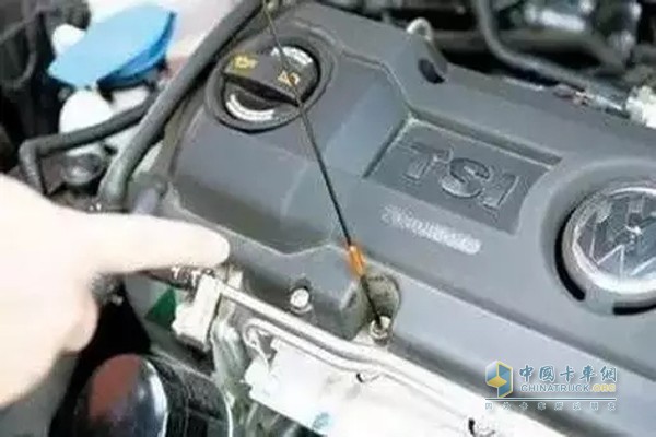 卡車機油保養(yǎng)要把油表尺拔出來，擦干凈