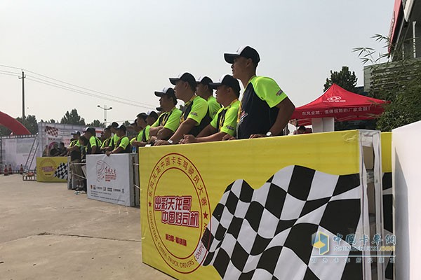等待參賽的選手正在觀看場(chǎng)上選手表現(xiàn)