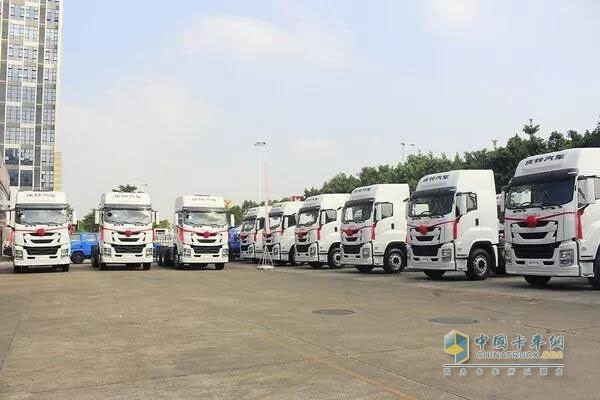 交車現場的全新五十鈴巨咖車型