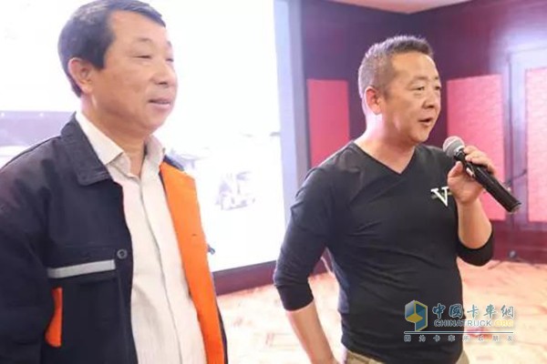 左為喀什軒宇鑫商貿有限公司田總，右為忠實客戶白先生