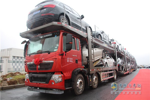 中國(guó)重汽豪沃T5G中置軸轎運(yùn)車