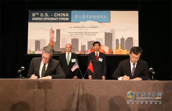 福田汽車集團(tuán)常務(wù)副總經(jīng)理、福田商用汽車集團(tuán)CEO鞏月瓊與康明斯公司副總裁、中國及俄羅斯康明斯(中國)投資有限公司董事長兼首席執(zhí)行官曹思德代表雙方簽署《綠色動力與智能卡車合作開發(fā)項目備忘錄》