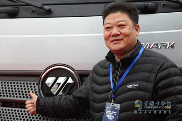 四方物流車管部經(jīng)理王家軍為歐馬可超級(jí)卡車點(diǎn)贊