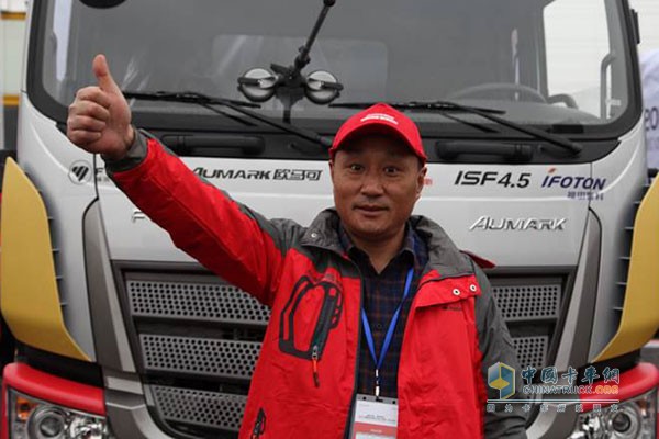 華中快運(yùn)總經(jīng)理徐海祥為歐馬可超級(jí)卡車點(diǎn)贊