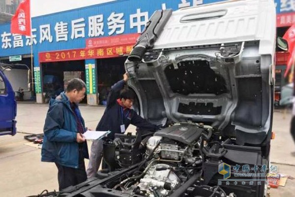 東風(fēng)輕卡服務(wù)技能大比武參賽選手認(rèn)真排除故障