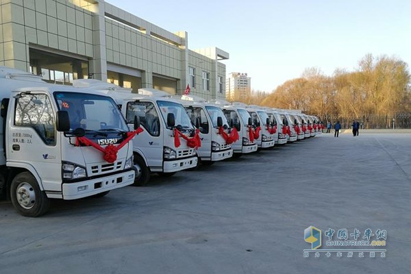 河南省向哈密市捐贈的12輛宇通環(huán)衛(wèi)洗掃車