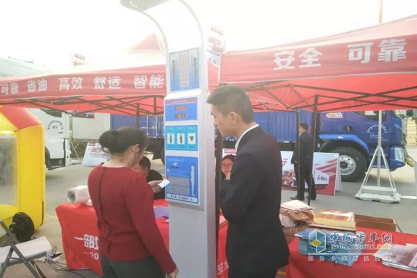 乘龍汽車活動(dòng)?xùn)|莞站現(xiàn)場客戶測量身體狀況