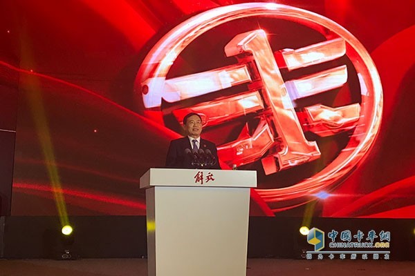 一汽集團(tuán)黨委常委、副總經(jīng)理，解放事業(yè)本部本部長(zhǎng)、黨委書(shū)記董春波