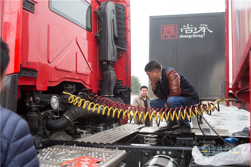 江鈴重卡威龍巡回車展走進九省通衢之武漢
