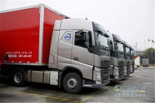 駕駛某品牌汽車，只能懸掛“與車輛品牌相符”的商標(biāo)和廠標(biāo)