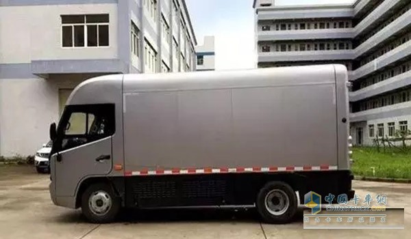銀隆新能源物流車側(cè)面