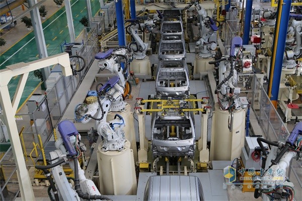 時駿汽車大理鳳儀制造基地全面引入全自動、智能化生產(chǎn)設備