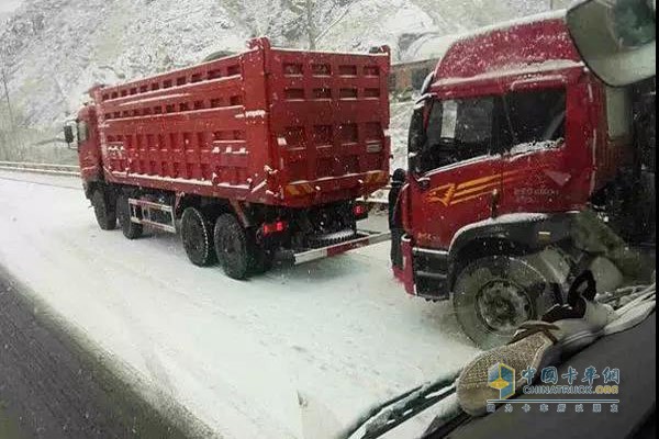 寒潮雨雪天氣中行駛的卡車