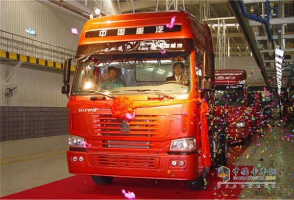 HOWO重卡成為國(guó)內(nèi)卡車行業(yè)第一個(gè)產(chǎn)銷過100萬的單一品牌