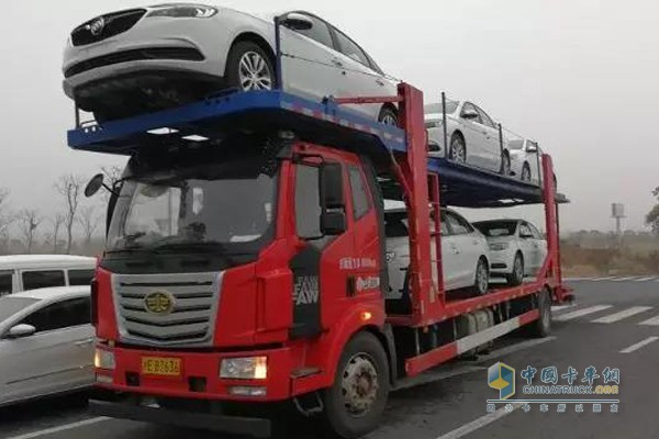 一汽解放柳特率先推出解放金陸4×2載貨式轎運車，以適應(yīng)倒短市場需求