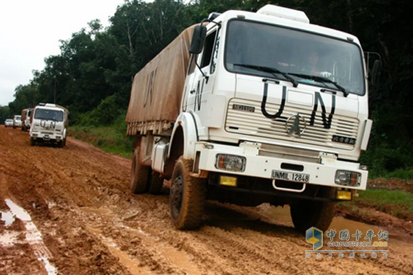 輕松爬過泥濘的UN北奔運輸車