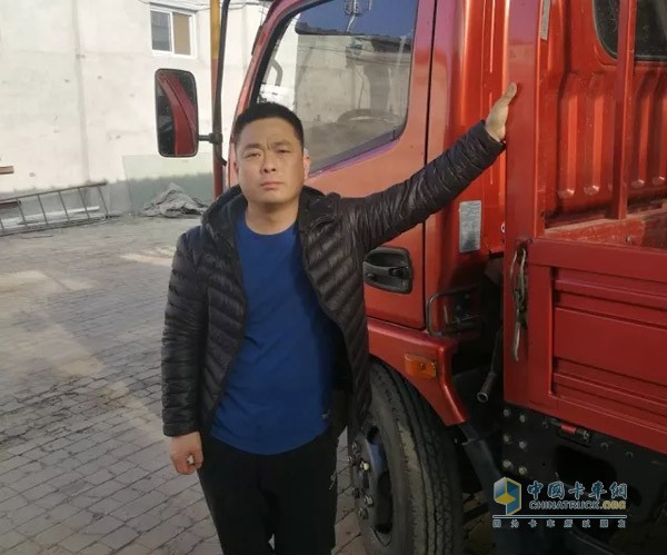 中國(guó)雷鋒卡車司機(jī)張洪耀