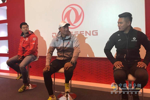 左起以此為“東風(fēng)”號中艙鍵盤手楊濟(jì)儒、前甲板陳錦浩、中艙鍵盤手劉學(xué)