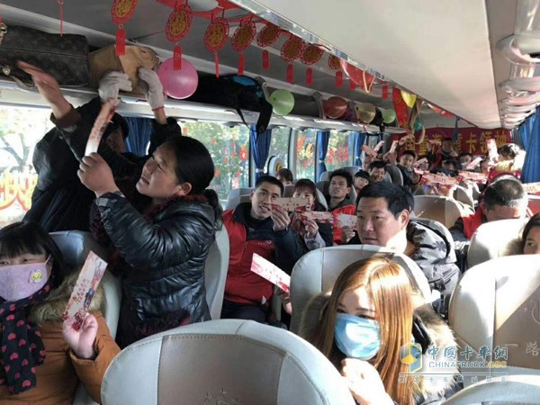 “年，豪沃、豪瀚送你回家過”活動車輛內熱鬧場景