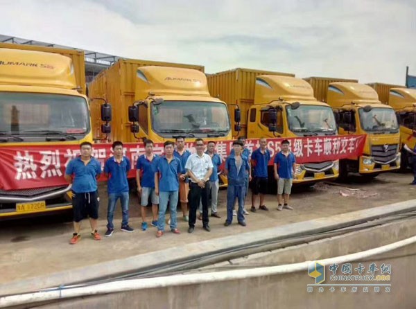 河南宇鑫物流集團(tuán)有限公司與歐馬可S5超級卡車交車現(xiàn)場