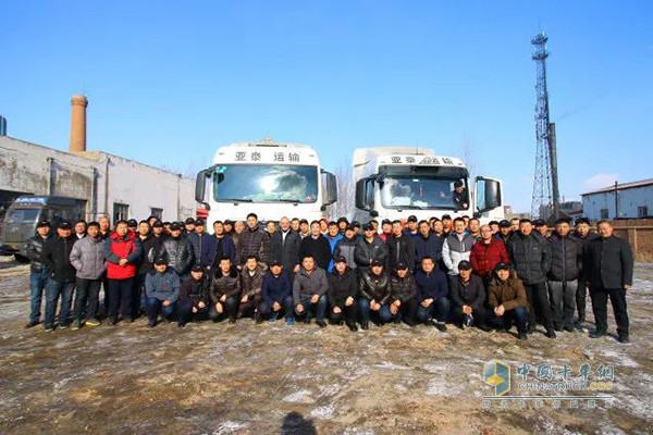 曼恩商用車(chē)中國(guó)與亞泰運(yùn)輸攜手，為車(chē)隊(duì)中司機(jī)培訓(xùn)留影