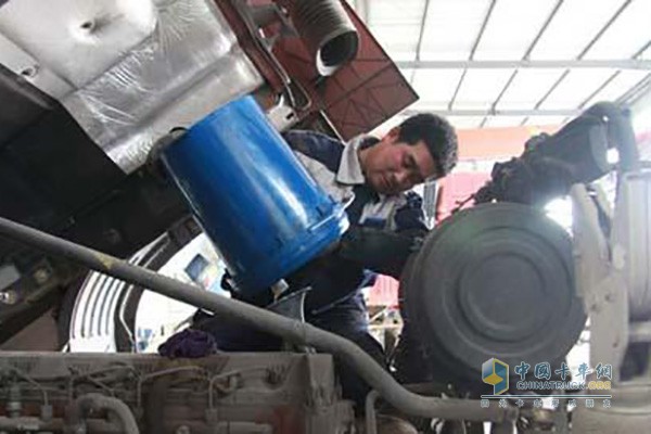 卡車(chē)更換機(jī)油
