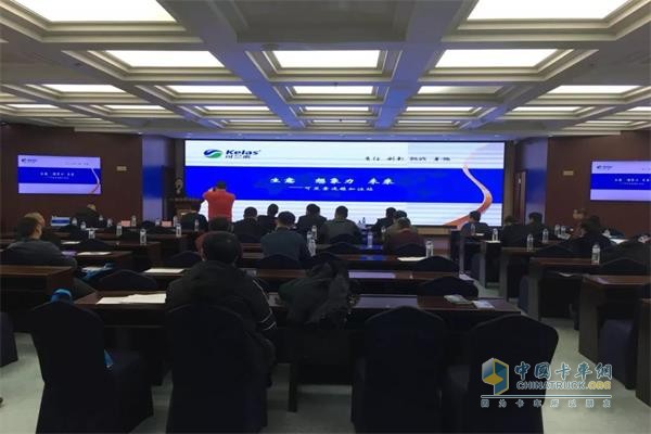 可蘭素加注設(shè)備項目部韋經(jīng)理向客戶介紹可蘭素連鎖加注站的市場前景