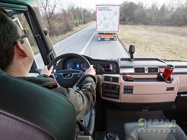 卡車列隊(duì)路測(cè)過(guò)程中，司機(jī)控制車輛