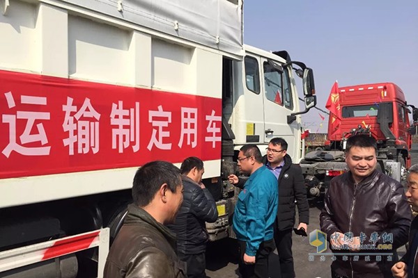 現(xiàn)場工作人員對用戶問題進(jìn)行解答