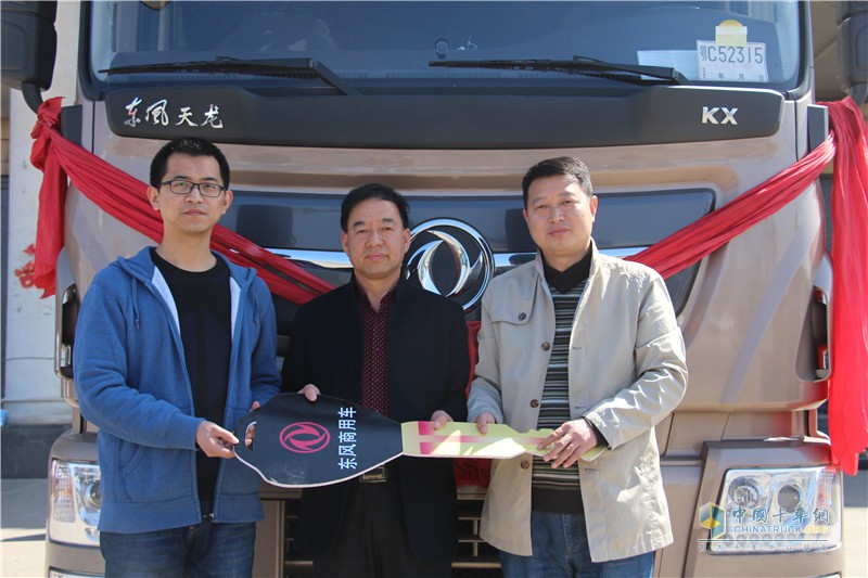 樹標桿 東風天龍旗艦ISZ520?；愤\輸車行唐交付