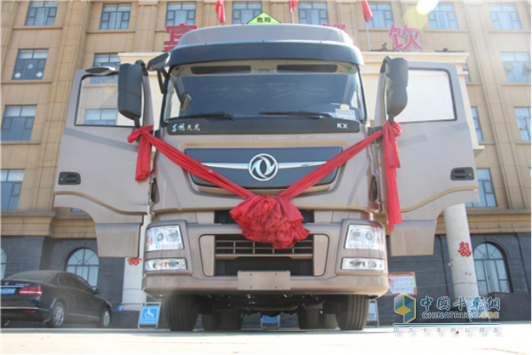 東風(fēng)天龍旗艦ISZ520?；愤\(yùn)輸車