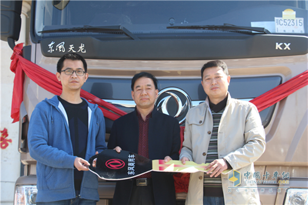 全國(guó)首批天龍旗艦ISZ?；愤\(yùn)輸車交付到用戶劉總手里