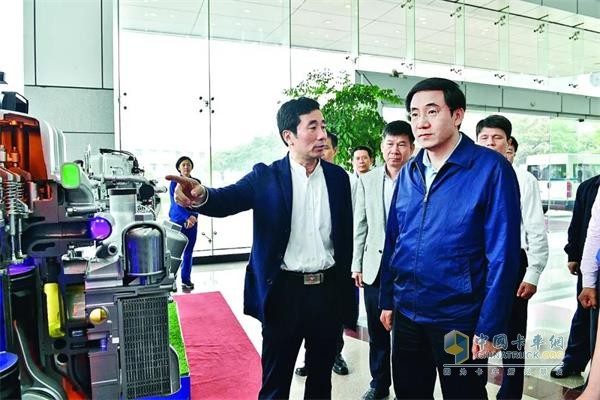 黃海昆參觀玉柴全系列國六發(fā)動(dòng)機(jī)
